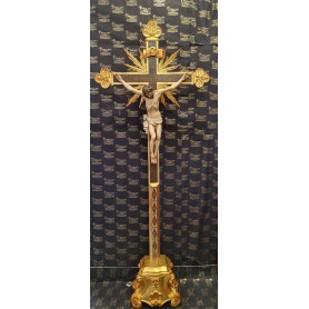Croce in legno, con raggi su piedistallo