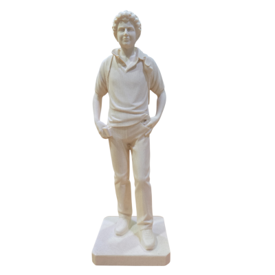 Scultura in legno cm 20 San Carlo Acutis colore naturale