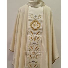 Casula bianca con ornamenti ricamati