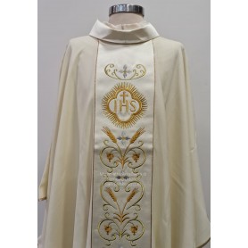 Casula bianca con ornamenti ricamati